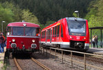 Zwei Generationen treffen zusammen. Zwei Schienenbusgarnituren (VT 98) der Baureihe 796 treffen auf die moderne Bahn. 620 033 hält in Speicher, einem kleinen Städtchen in der Eifel. Die Schienenbusse warten auf die Weiterfahrt des LINT und auf die Kreuzung des RE aus Trier. Danach brummen die roten Schienenbusse wieder der Kyll entlang in Richtung Mosel. Bahnstrecke 2631 Hürth Kalscheuren - Ehrang am 14.05.2016 