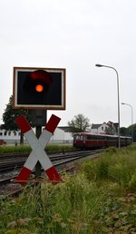 An der ersten Fotostelle fanden Hermann Josef und ich zur Freude einen Bahnübergang mit Blinkanlage vor. Im Hintergrund fährt eine 4fach Traktion Uerdinger Schienenbusse gen Neuenrade.

Menden 12.06.2016