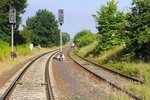 798 610 der EGP auf dem Weg nach Putlitz. Am Tag der Aufnahme (20.7.16) lagen noch sieben Betriebstage vor dem Fahrzeug, das seit einigen Jahren den Gesamtverkehr auf der RB 70 abwickelt. Was man sieht, ist keine zweigleisige Strecke, sondern zwei eingleisige, die noch bis zum Hp Pritzwalk West parallel verlaufen. Das linke Gleis führt nach Wittenberge. Die Aufnahme entstand nach Wiederöffnung der Schranke vom BÜ Havelbergstraße in Pritzwalk aus.