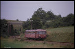 Es war heiß am 10.8.1989! Um die Belüftung des 798751 auf der Fahrt nach Osterburken zu verbessern, fuhr man hier bei Buchen mit geöffneter Fahrzeugtür!