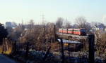 Eine aus Siershahn kommende vierteilige 798/998-Garnitur verläßt im November 1988 den links im Hintergrund sichtbaren Bahnhof Bendorf-Sayn in Richtung Engers.