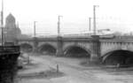 Aufnahme des Vindobona-Express, fotografiert im April 1977 auf der alten Marienbrücke mit einem VT 18.16 der Deutschen Reichsbahn