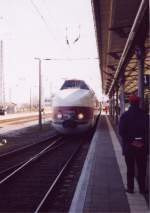 Abschiedsfahrt VT 18.16 - Triebzug und Bahnbeamter (Warnemnde 05.04.2003)