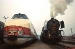 Anfang April 1975 begegnen sich zwei Fahrzeuge aus dem  sozialistischen Ausland  im Bahnhof Gmünd/Niederösterreich: Während CSD 556.0475 mit ihrem Güterzug auf die Ausfahrt in das