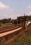 Die Ausfahrsignale und das Stellwerk des Bahnhofes Schwarzenau an der Franz-Josefs-Bahn im August 1975, im HIntergrund naht ein DR-175, der als  Vindobona  von Wien nach Berlin unterwegs ist