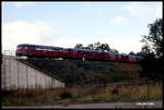 Eine vierteilige DR Triebwagen Einheit ist hier am 19.10.1991 um 12.43 Uhr bei Güsen unterwegs und überquert gerade die Hauptstrecke Berlin - Magdeburg.