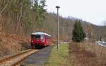 Da sich der 641 020 bei der HU befindet, fährt 772 140 zur Zeit zwischen Rottenbach und Katzhütte im Planverkehr. Hier zu sehen am 19.02.18 in Schwarzburg.