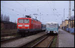112169 hält am 8.11.1998 um 14.15 Uhr mit dem Interregio nach Nürnberg im Bahnhof Wittenberge.