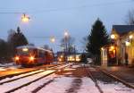 Am frhen Abend des 06.12.2008 wartet 171 056-5 auf die Ausfahrt Richtung Annaberg-Buchholz. Der Bahnhof Schlettau ist bereits weihnachtlich geschmckt.