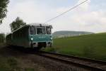 Am ersten Fahrtag der Erzgebirgischen Aussichtsbahn ist 772 367-9 mit 772 312-5 aus Richtung Annaberg-Buchholz kommend nahe Scheibenberg unterwegs.