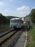 Der letzte Zug des ersten Fahrtag der Erzgebirgischen Aussichtsbahn verlsst mit 772 367-9 und 772 312-5 den unteren Bahnhof von Annaberg-Buchholz.