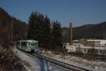 Am 20.12.09 veranstaltete der Vogtlndische Eisenbahnverein (VEV) aus Reuth einer Sonderfahrt nach Annaberg-Buchholz zur groen Abschlussbergpaarade. Die Ganitur bestand aus den Triebwagen 772 367, 772 312 und 171 056 und dem Steuerwagen 972 771. Hier sind die Ferkel nahe Schwarzenberg-Neuwelt unterwegs.