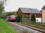 972 771-0 und 772 312-5 kommen von Schwarzenberg und fahren in Markersbach ein, zum Brckenfest am 02.10.10.