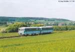 Das Triebwagenprchen am 31.7.98 zwischen Feldern und Wiesen auf dem Weg nach Merkers. Im Hintergrund sieht man Tiefenort.