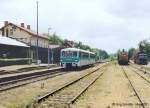 Blick nach Sden auf den Bahnhof Ohrdruf im Mai 2001: Links wartet 772 140 als RB nach Gotha auf den Gegenzug und rechts wird ein Gterwagen mit Holz beladen.