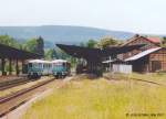 Zugkreuzung in Georgenthal am 22.5.01: 772 128 (links) steht auf Gleis 3 und fhrt nach Gotha weiter. 772 135 (rechts) auf Gleis 2 fhrt nach Grfenroda.