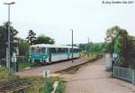 972 720 wartet im Mai 2001 in Waltershausen auf Gleis 2 auf den kreuzenden Gegenzug.