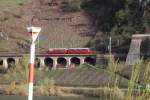 772141 kommt im Rahmen einer  Plan Dampf Aktion  am 4.4.2010 aus Traben Trabach und
erreicht hier entlang der Mosel auf dem Pndericher Viadukt fahrend den Tunnel in Richtung Bullay.