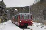 172132 steht für einen Fotohalt im Rahmen der Lichtlfahrt am 7.12.2013 fotogen  vor dem alten Eisenbahn Viadukt im Bahnhof Hetzdorf im Erzgebirge.