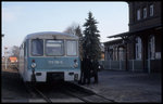 Als die KBS 332 Frose - Quedlinburg noch in normalspurigem Betrieb war: Am 9.2.1997 ist um 14.10 Uhr der VT 772136 aus Frose in Gernrode angekommen. Das Betriebspersonal gönnt sich einen Plausch auf dem Bahnsteig, bevor es weiter nach Quedlinburg geht.