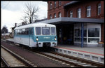 15.03.1998 ist um 12.56 Uhr die  Ferkeltaxe  aus Haldensleben im Endbahnhof Eilsleben angekommen. Der Triebfahrzeugführer hat das Spitzensignal bereits wieder für die Rückfahrt geschaltet. 