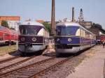 V.l.n.r SVT 137 856 des Frtervereins Dieselschnelltriebwagen (SVT) e.V
er soll Fahrfhig aufgearbeitet werden dafr fehl aber noch Geld auserdem suchen die mitglieder noch ein Halle wo der Triebwagen unter gestelt werden kann Jetzt steht er in Delitzsch im SFW im Freien wer eine Halle Hat soll sich melden. Daneben der SVT 137 225 vom Museumsbahnsteig in Leipzig Hbf. Halle P am 03.Juli 2010.