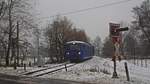 Am 3.12.17 fuhr der ehem. ETA 515 523-9, jetzt 686 002-6  Nessel  (95 80 0686 002-6 D-NEG) der  Schienenflotte GmbH im Auftrag der Verdener Eisenbahnfreunde - Kleinbahn Verden - Walsrode e.V die angekündigten sonderfahrten zum Nikolaus (3.12.17 & 10.12.17) von Verden nach Stemmen und umgekehrt.
Am Ortsanfanng von Stemmen passiert der Ex. ETA 515 als Zug 20 diese Blinklichtanlage, leider fanden die Pferde den Triebwagen Angsteinflößender als die Fotographen...
Führ sonstiege zwecke wurde der  Gw3  06-26-33 (49 80 1 200 177-8 D-VEF) mitgenommen.
Der 1960 bei Orenstein & Koppel - Arthur Koppel AG gebaute Elektrotriebwagen mit Akkuantrieb (ETA) wurde 1996 durch die Regental Bahnbetriebs-GmbH umgebaut auf Dieselantrieb, somit ist er einer von zwei Umbau-ETA.
Der Fahrplan der  VEF  ist hier http://www.kleinbahnexpress.de/ zu finden.
Die Web-Presentz der Schienenflotte hier http://www.schienenflotte.de/