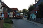 Die Straßenbahn von Wernigerode. An diesem kalten Septembermorgen hatte ein Fischstäbchen die Aufgabe die Leistung P8901 (Wernigerode - Eisfelder Talmühle) zu übernehmen. Hier hat 187 013 gerade seinen dritten Halt - Wernigerode Hochschule Harz - verlassen und fährt nun durch die Kirchstraße.

Wernigerode Kirchstraße, 04. September 2017