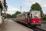 Der Schmalspur-Triebwagen, der vorher in einem Zug von Wernigerode zum Brocken mitgeführt wurde, ist im Bahnhof Drei Annen Hohne entkuppelt worden und fuhr dann weiter nach Eisfelder