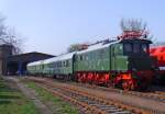 E04 11 mit dem, frisch restaurierten, ABme-Wagen und dem Salonwagen des Vereins Eisenbahnmuseum Bayerischer Bahnhof zu Leipzig e.V. zur Saisonerffnung am 11.04.2009 auf dem Vereinsgelnde in Leipzig-Plagwitz.