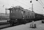 Bremszettelbergabe an den Lokfhrer der 116 018 vor N 4509 nach Salzburg im Juli 1976 in Mnchen Hbf (Holzkirchener Flgelbahnhof).