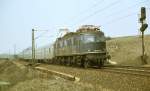 118 047 nicht als farbenprchtige Museumslok sondern noch im Plandienst mit einem Eilzug Richtung Regensburg bei Laaber im April 1979