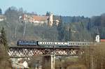 Die markante Stahlbrcke bei Mhren an der Strecke Treuchtlingen - Donauwrth berquert im Mai 1980 118 016 mit einem Eilzug.