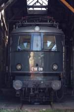 Blick in das Rundhaus Europas im Bahnpark. E 18 08 befindet sich heute im Besitz der Stiftung Bahn-Sozialwerk Garmisch und ist im Bahnpark Augsburg hinterstellt. 1.Baujahr 1935, Dauerleistung 2930 Kw (3980 PS), Dienstgewicht 108 t, Antriebsart: Federtopf, Lnge ber Puffer 16,920 m,  Hchstgeschwindigkeit 150km/h, spter 140km/h. E 18 08 nahm 1985 noch an der Jubilumsparade in Nrnberg teil. Einzige Lok der Baureihe in Deutschland in fotograu.