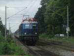 E18 047 ist am 23.Juli 2011 mit einem Sonderzug nach Dresden bei Leipzig-Miltitz.