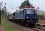 E18 047 mit dem Pendelzug BO-Dahlhausen <-> Bochum Hbf kurz hinter Essen Horst am 14.04.2012, Fotostandpunkt ffentlich zugnglich.