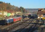 E18 047 zieht am 25. November 2013 zwei y-Wagen als Sonderzug von Halle nach Nürnberg durch Kronach.