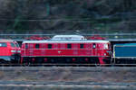 E19 12 im Sandwich zwischen 218 217 und 212 372-7. (Remagen, April 2021)