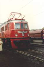 Front der E 19 in Reichsbahn-Ausfhrung mit  Pleitegeier  (ich fragte mich damals schon, ob der unbedingt ntig ist...) in Bochum-Dahlhausen 1985 (eingescannter Papierabzug) 