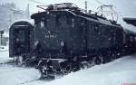 Im dichten Schneetreiben wartet 144 509-7 vor einem Nahverkehrszug im Bahnhof Berchtesgaden auf die Abfahrt nach Freilassing (01.01.1978).