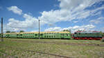 Die Elektrolokomotive 244 103-8 mit einer 4-teiligen Doppelstockwagengarnitur.