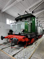 Die 1942 bei Henschel gebaute Elektrolokomotive 244 139-2 ist Teil der Ausstellung im Oldtimermuseum Prora. (November 2022)