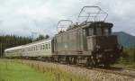 Personenzug Oberammergau - Murnau bei Scherenau im Juli 1975. Statt der E 69 wurde an dem Tag die E 44 002 eingesetzt, die noch im DB-Museum Koblenz-Ltzel zu sehen ist.