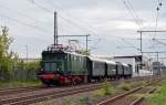 E 44 044 passiert mit ihrem Sonderzug von Bitterfeld nach Dessau die Fabrikanlagen vom Stahlbau Dessau.