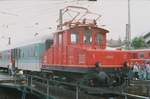 11. Juni 1994, auf dem Bahnhof und im Bw Garmisch-Partenkirchen fand an einem verregneten Samstag eine historische Fahrzeugschau statt.  Unter Strom  stand auch die rote E 69 03 mit einem Nahverkehrswagen.