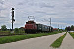 Der Bayerische Localbahn Verein ist mit E69 005 und einem Sonderzug unterwegs zurück von Prien am Chiemsee nach München Ost und passiert hier gerade bei dichter Wolkendecke das Einfahrsignal