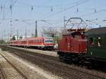 Die E 69 005 mit dem Oster Sonderzug am 13.04.2009 bei einer Zugbegegnung mit einer Doppelgarnitur 628 am Heimeranplatz (Mnchen) 