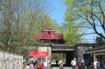 Da interressiert keinem mehr das Bier: 169 005 am 13.04.09 an der Isarbrcke in Mnchen