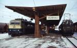 Zwischen diesen beiden Lokomotiven, die sich Anfang Januar 1979 im Bahnhof Murnau treffen, liegen 66 Jahre: Die 1909 fr die LAG-Strecke Murnau-Oberammergau gebaute 169 002-3 wird immer noch auf ihrer Stammstrecke eingesetzt, whrend 111 005-5 (Baujahr 1975) auf dem Weg von Mnchen nach Garmisch-Partenkirchen ist