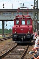 Am 08.06.2013 rangierte E69 03 whrend der Lokparade in Richtung Koblenz-Ltzel Rbf an den Zuschauer vorbei.